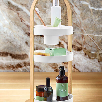 Make-up Organizer mit 3 Ebenen befüllt mit Seifen und Cremes.
