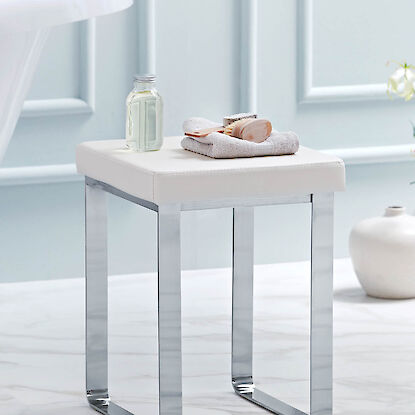Badhocker mit puristischen Design im Leder-Look.