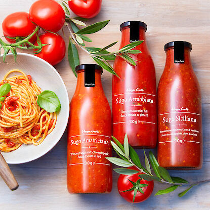 Pâtes avec 3 bouteilles de sauces pour pâtes