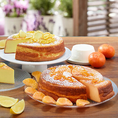 Angeschnittener Zitronen und Mandarinen Kuchen