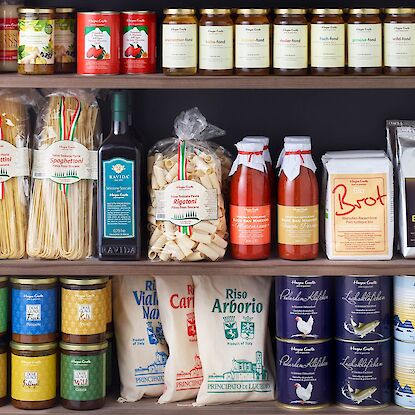 Une étagère avec différents ingrédients pour cuisiner