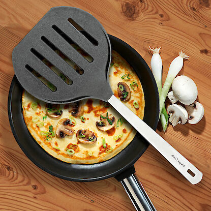 Poêle avec une tarte flambée à l’intérieur