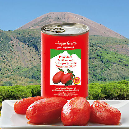 Une boîte de tomates avec des tomates au premier plan