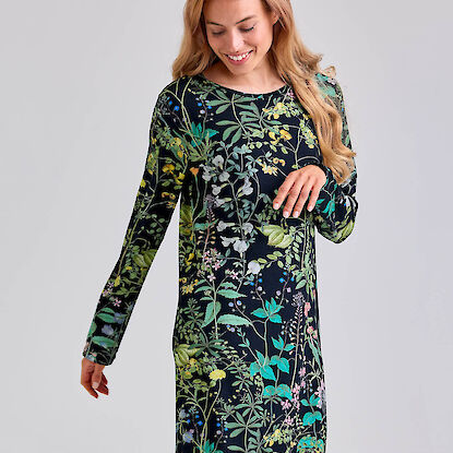 Frau mit dunkeln langen kleid mit bunten blumen muster