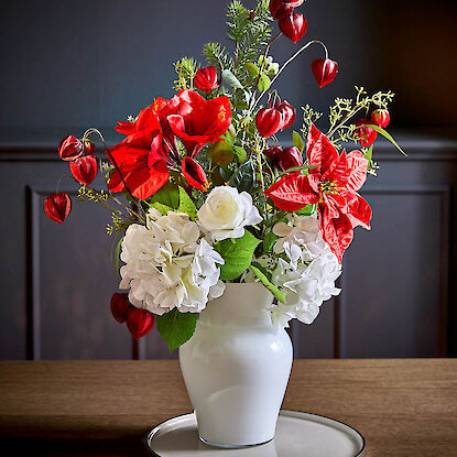 Weiße Vase mit Weißen und Roten bluemen