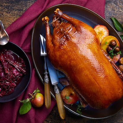 Großer Braten mit soße und rot kohl