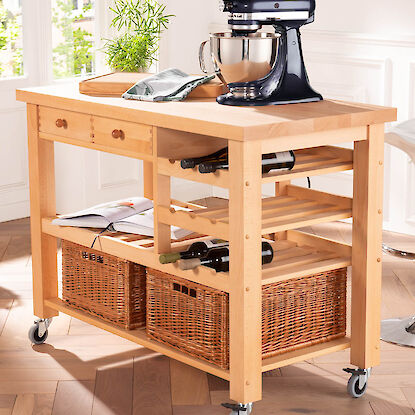 Îlot de cuisine en bois mobile avec des ustensiles de cuisine, des bouteilles de vin et un livre de recettes