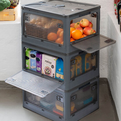 Boîte de rangement à plusieurs niveaux avec différents aliments