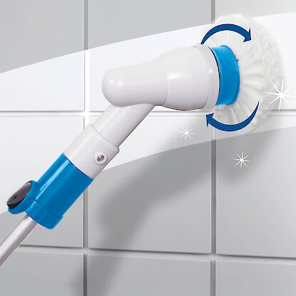 Brosse de nettoyage électrique avec tête rotative en train de nettoyer des carreaux muraux dans une salle de bain