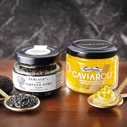 2 produits à la truffe sur des cuillères et leurs petits pots en verre