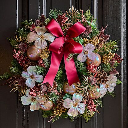 Festlicher Weihnachtskranz mit roten Beeren, Glaskugeln, Schleife und Tannengrün – Neuheiten für die Adventsdekoration.