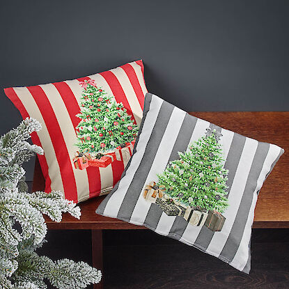 Dekokissen mit Weihnachtsbaum-Motiven auf gestreiftem Stoff in Rot und Grau