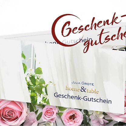 Julia Grote Geschenk-Gutschein home & table, dekoriert mit Rosen als stilvolle Geschenkidee