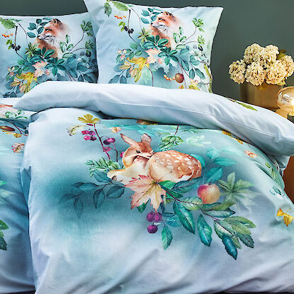 Bettwäsche in Hellblau mit Walddesign, Fuchs- und Rehmotiven zwischen Blättern und Früchten