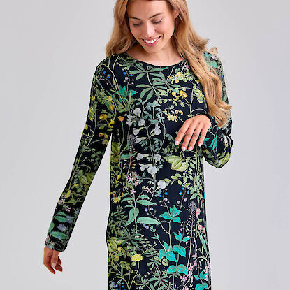 Nachthemd in Schwarz mit buntem Blumenprint, getragen von einer lächelnden Frau