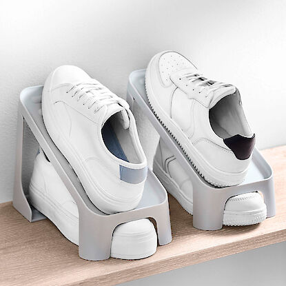 Stapelbare Schuh-Organizer für platzsparendes Verstauen im Regal.