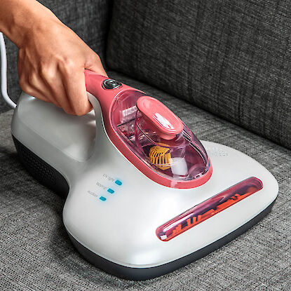 Handlicher Sauger mit UV-Licht zur gründlichen Reinigung von Matratzen und Polstern.