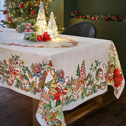 Weihnachtstischdecke mit bunten Motiven wie Lebkuchen, Zuckerstangen und Christbaumkugeln