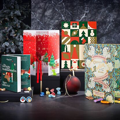 Adventskalender mit Schokolade und festlicher Dekoration