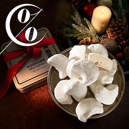 Griechisches Mandelgebäck Kourabie mit Zuckerschicht und Geschenkdose mit roter Schleife