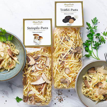 Steinpilz- und Trüffelpasta in Beuteln mit Kräutern, serviert in Schalen