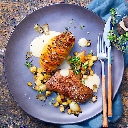 Rinderfilet mit knusprigen Kartoffelscheiben, Trüffel und Rahmsauce angerichtet