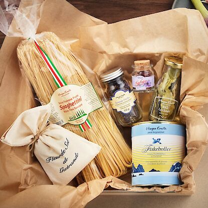 Geschenkbox mit Spaghetti, Safran, Pfeffer, Lorbeer, Fleur de Sel und Fischbällchen