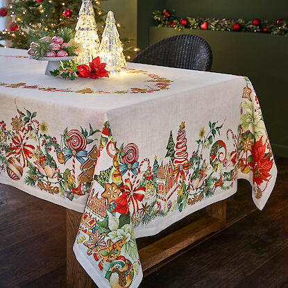Tischdecke mit buntem Weihnachtsmotiv aus Lebkuchen, Zuckerstangen und Sternen