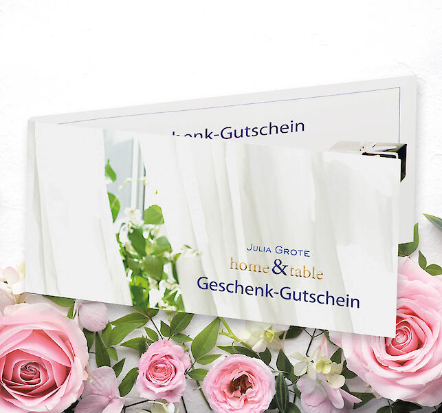 Julia Grote Geschenkgutschein mit Rosenblüten und grünen Blättern im Hintergrund