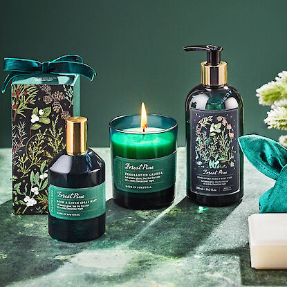 Duftkerze, Raumduft und Handseife Forest Pine mit grün-goldenem Design