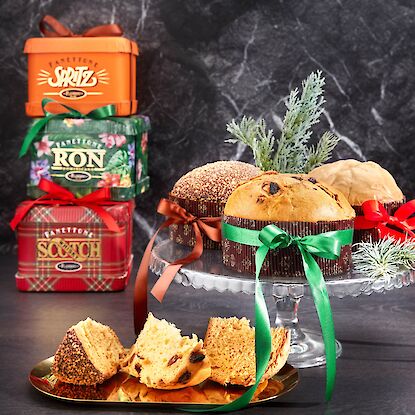 Italienische Panettone mit bunten Schleifen und Geschenkboxen – festliche Weihnachtsneuheiten auf Glasteller