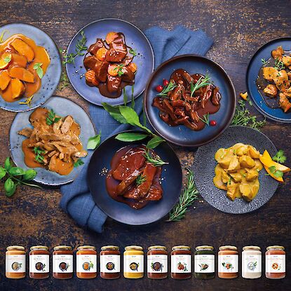 Feine Delikatessen im Glas – Hagen Grote Eigenmarken mit festlichen Fleischgerichten auf Tellern angerichtet