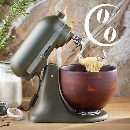 Küchenmaschine in Olivgrün mit Holzrührschüssel beim Teigkneten – attraktive Küchenangebote mit Rabattzeichen