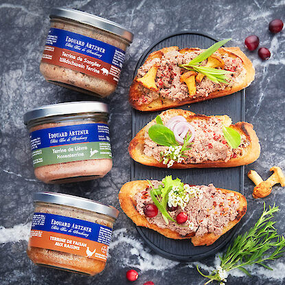 Edouard Artzner Wildterrinen auf Baguette serviert – feine Pasteten mit Kräutern, Pilzen und Preiselbeeren