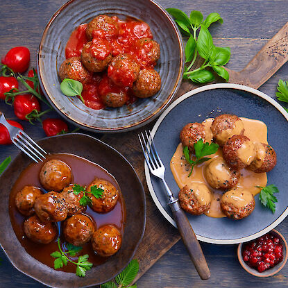 Fleischbällchen in drei Saucen – herzhafte Varianten in Tomaten-, Braten- und Rahmsauce serviert
