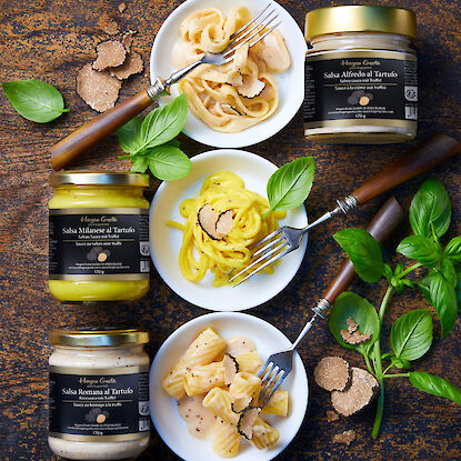 Hagen Grote Trüffelsaucen mit Pasta – drei Varianten mit frischem Basilikum und Trüffelscheiben serviert