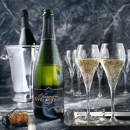 Champagne Gyéjacquot Brut mit gefüllten Gläsern – edler französischer Champagner für festliche Anlässe