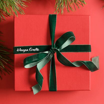 Rotes Geschenk mit grünem Samtband von Hagen Grote – festlich verpackte Geschenkidee zu Weihnachten