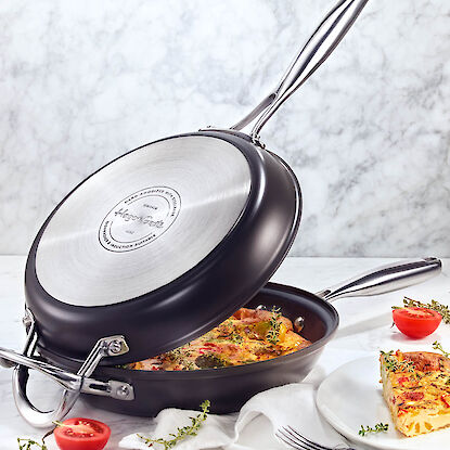 Hagen Grote Aluguss-Pfanne mit Edelstahlgriff – Frittata serviert, hochwertiges Kochgeschirr auf Marmorplatte