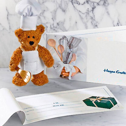 Hagen Grote Geschenkgutschein mit Teddybär im Kochoutfit – kreative Geschenkidee für Genussliebhaber