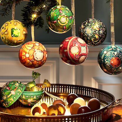 Weihnachtskugeln mit Schmuckdesign und Pralinenfüllung – festliche Deko und süße Geschenkidee für die Feiertage