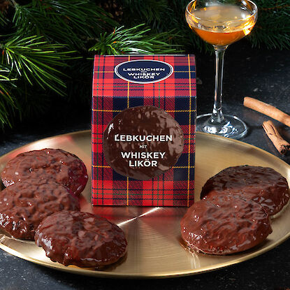 Lebkuchen mit Whiskeylikör auf goldener Platte – festliche Weihnachtsleckerei mit edler Geschenkverpackung