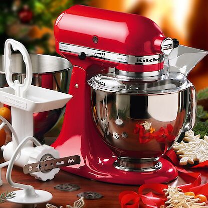 Rote KitchenAid Küchenmaschine mit Zubehör und Weihnachtsplätzchen – ideales Geschenk für Hobbybäcker