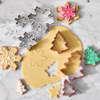 Weihnachtliche Ausstechformen für Plätzchen in Tannenbaum- und Schneeflockenform – perfekt zum Backen