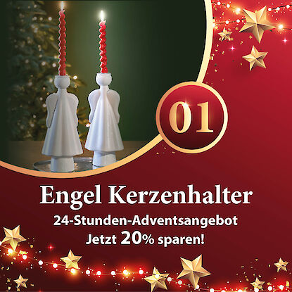 Rote Weihnachtskugel-Kerzen brennend auf Teller mit Festdeko – Adventsaktion, heute 20 % sparen.