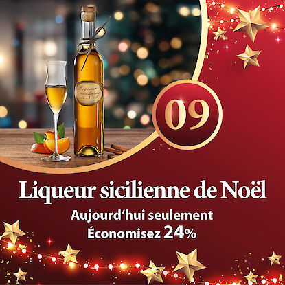 Bannière avec liqueur sicilienne de Noël, verre servi, morceaux d’orange et cannelle, avec réduction de 24 %