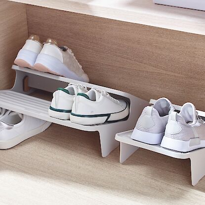 Flache Kunststoffboxen mit Deckel f&uuml;r Bettw&auml;sche und Kleidung, platzsparend verstaubar.