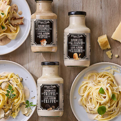 Trois sauces Alfredo (c&egrave;pes, classique, truffe) avec assiettes de p&acirc;tes, morceaux de parmesan et herbes fra&icirc;ches.