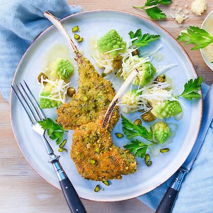 Knusprige Lammkoteletts mit Kr&auml;uterkruste, serviert mit Romanesco, Parmesan und Petersilie auf hellem Teller.