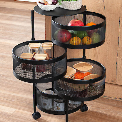 Mobiler Vorratswagen aus schwarzem Metall mit mehreren Drahtk&ouml;rben, gef&uuml;llt mit Obst, Gem&uuml;se, Gew&uuml;rzen und Vorratsgl&auml;sern.